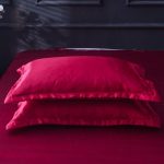 couette avec drap housse rouge satin
