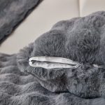 coussin en fausse fourrure luxe gris