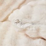 coussin en fausse fourrure molletonnée luxe blanc crème
