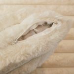 coussin luxe en fausse fourrure blanc cassé