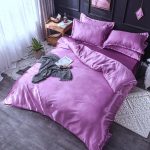 couvre lit mauve type satin