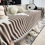 déco intérieure jeté de canapé marron