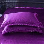 décoration de chambre violet type satin