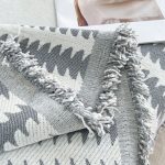 décoration intérieure avec jeté de canapé gris clair