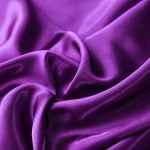 draps en satin violet type luxe