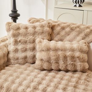 housse de coussin luxe en fausse fourrure molletonnée beige camel