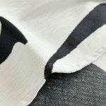 jeté de canapé design blanc avec motifs lettres