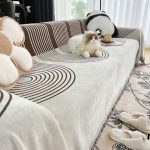 jeté de canapé marron avec motifs en arches