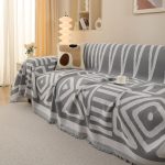 jeté décoratif en tissu gris