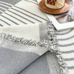 jeté décoratif pour canapé en gris