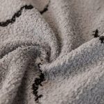 jeté en tissu gris à motifs courbes