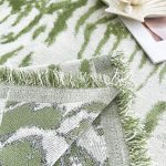 jeté en tissu vert motif tigresse