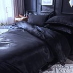 oiseaux en satin noir sur drap
