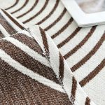 plaide marron tissé pour décoration intérieure
