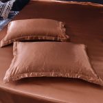 taies d'oreiller en satin marron