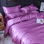textile de lit mauve type satin