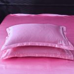 textile de lit rose bonbon