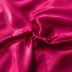 textile de lit rouge en satin